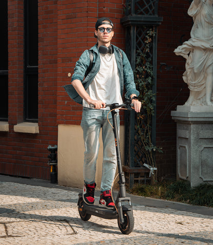 NAVEE GT3 Electric Scooter with 31-Mile Range, 20 MPH Top Speed, 700W Peak Motor and Dual Suspension